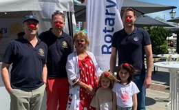 Die Cloun-Doktoren am Weinfest-Stand 2024 vom Rotary Club Bad Homburg-Schloss 